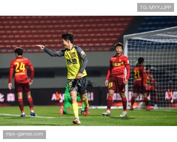 广州队球迷展现顽强精神,持续激励球队展现竞争力增强的状态 广州队球迷展现顽强精神,持续激励球队展现竞争力增强的状态