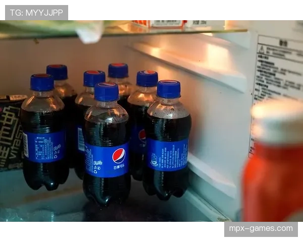 特雷·杨家的冰箱里连可乐都没有，只塞满了冰镇电解质水